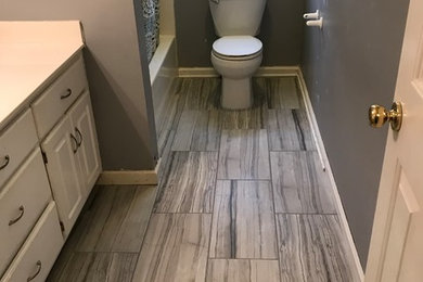 Imagen de cuarto de baño principal actual pequeño con suelo de baldosas de cerámica y suelo gris