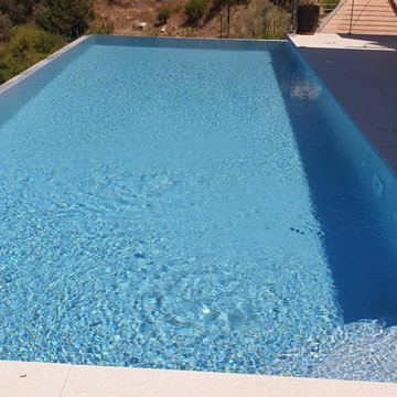 Piscine à débordement