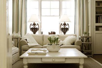 Example of a classic living room design in Montreal