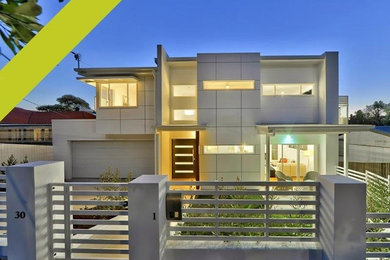 Diseño de fachada de casa minimalista de dos plantas con revestimientos combinados, tejado plano y tejado de metal