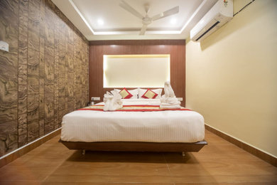 チェンナイにあるアジアンスタイルのおしゃれな寝室のレイアウト