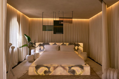 Modelo de dormitorio moderno de tamaño medio con paredes beige