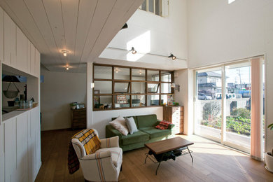 Foto de sala de estar blanca moderna de tamaño medio con boiserie