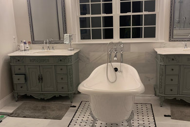 Elegant bathroom photo