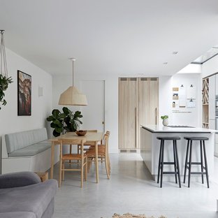 На фото: со средним бюджетом большие гостиные-столовые в скандинавском стиле с бетонным полом и серым полом