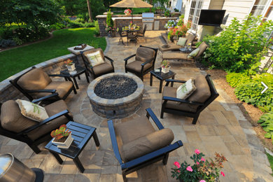 Foto de patio minimalista grande sin cubierta en patio trasero con brasero y adoquines de piedra natural