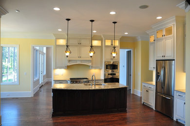 Kitchen - traditional kitchen idea in Raleigh