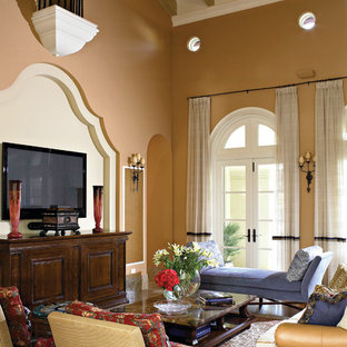 Diseño de salón para visitas mediterráneo con paredes marrones, suelo de madera oscura y televisor colgado en la pared