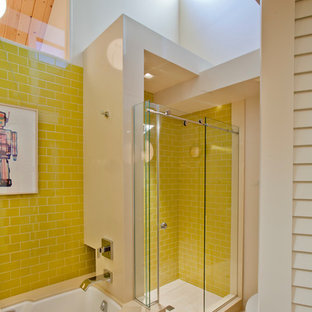 Esempio di una stanza da bagno minimalista con doccia alcova, piastrelle gialle e piastrelle diamantate