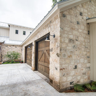 オースティンのカントリー風おしゃれな家の外観 (混合材サイディング、ベージュの外壁、切妻屋根、戸建、金属屋根) の写真