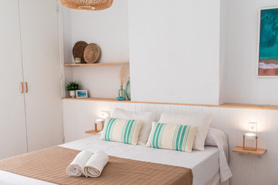 Imagen de dormitorio principal mediterráneo de tamaño medio