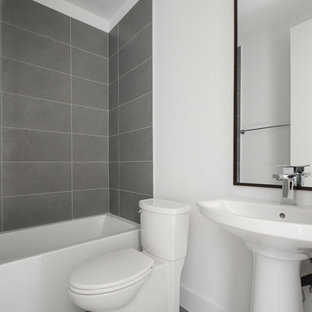 Ispirazione per una stanza da bagno con doccia moderna di medie dimensioni con pareti bianche, vasca/doccia, WC a due pezzi e lavabo a colonna