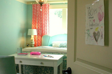 Traditional kids' study room in Portland with blue walls and carpet for kids 4-10 years old and girls.