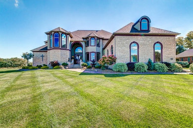 Traditional exterior home idea in Cleveland