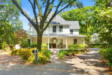 Example of an eclectic home design design in Charleston