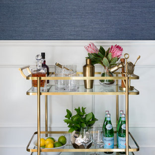 サンフランシスコの小さいビーチスタイルのおしゃれなバーカート (濃色無垢フローリング、茶色い床) の写真