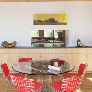 ジャクソンのコンテンポラリースタイルのLDKの画像 (白い壁、無垢フローリング)