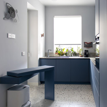 Oasi colorata: soggiorno e cucina tra Blu, Verde e Arancio