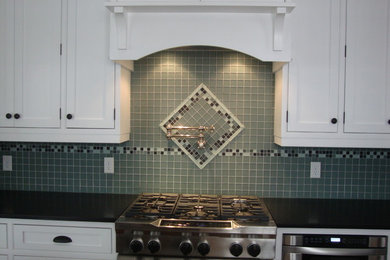 Kitchen - traditional kitchen idea in Wilmington