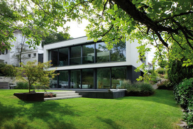 Свежая идея для дизайна: двухэтажный частный загородный дом в современном стиле - отличное фото интерьера
