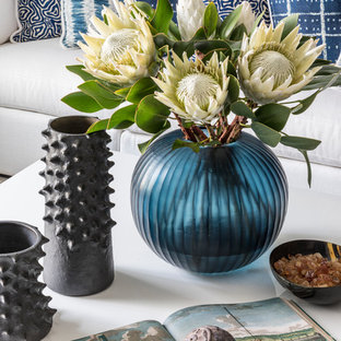 ニューヨークの大きいトランジショナルスタイルのおしゃれな地下室 (半地下 (ドアあり)、青い壁、ライムストーンの床、グレーの床) の写真