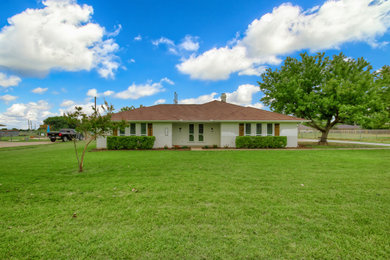 Home design - cottage home design idea in Dallas