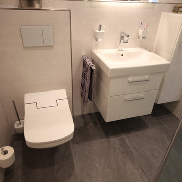 kleines Duschbad mit Echtglas-Schiebetür und Dusch-WC