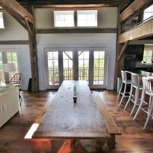 バーリントンのトラディショナルスタイルのLDKの画像 (白い壁、無垢フローリング、標準型暖炉、石材の暖炉まわり)