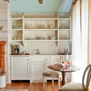 リッチモンドのトラディショナルスタイルのLDKの画像 (ベージュの壁、無垢フローリング、標準型暖炉)