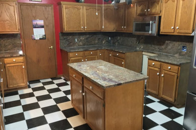 Example of a kitchen design in Cleveland