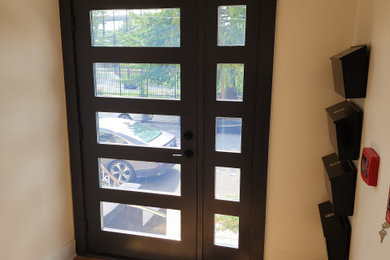 Ejemplo de puerta principal minimalista grande con paredes blancas, suelo de madera clara, puerta simple y puerta azul
