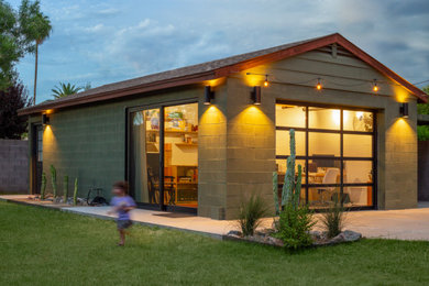 Foto de fachada verde y marrón minimalista de tamaño medio de una planta con revestimiento de ladrillo, tejado a dos aguas, microcasa y tejado de teja de madera