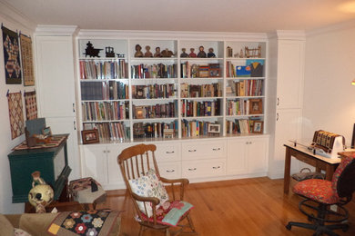 Example of a country home design design in Philadelphia