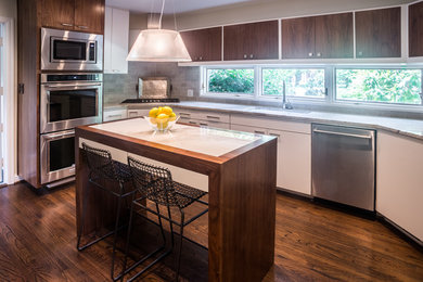This is an example of a midcentury kitchen in Dallas.