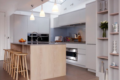 Inspiration for a modern kitchen in Surrey.