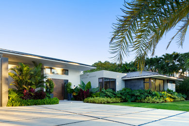 マイアミにあるラグジュアリーな巨大なコンテンポラリースタイルのおしゃれな家の外観 (石材サイディング) の写真