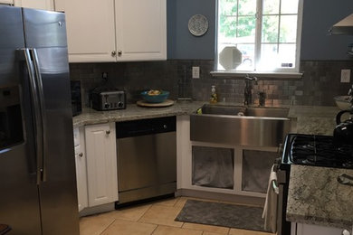 Kitchen - contemporary kitchen idea in Sacramento