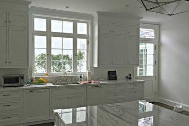 Example of a kitchen design in Los Angeles
