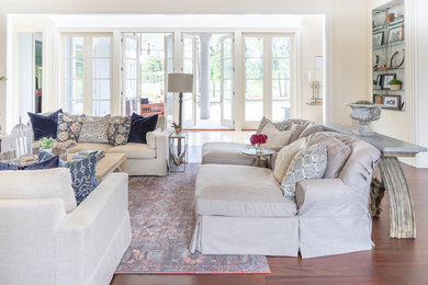 Example of a transitional living room design in Nashville
