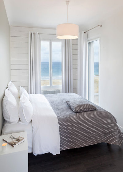 Coastal Bedroom by Flávia de Mello