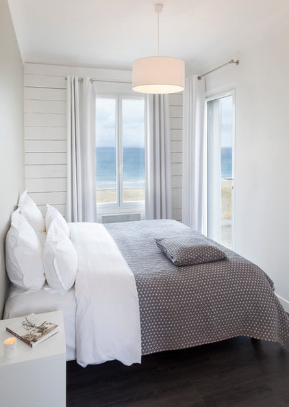 Beach Style Bedroom by Flávia de Mello