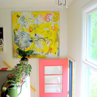 Bild på en eklektisk entré, med vita väggar