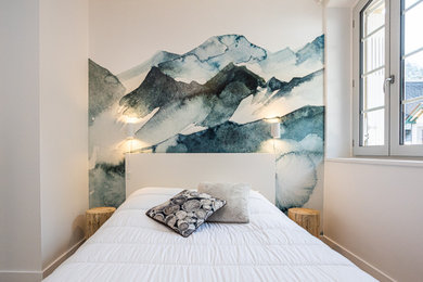 Inspiration pour une chambre blanche et bois nordique avec un mur bleu, parquet clair et du papier peint.