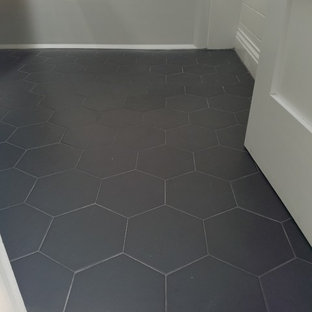 Ispirazione per una grande stanza da bagno con doccia minimalista con ante lisce, ante marroni, vasca ad angolo, vasca/doccia, pareti bianche, pavimento in gres porcellanato, lavabo rettangolare e pavimento grigio