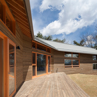 他の地域のコンテンポラリースタイルのおしゃれな裏庭のデッキ (張り出し屋根) の写真