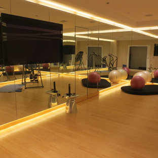 フィラデルフィアの中サイズのコンテンポラリースタイルのおしゃれな多目的ジム (ベージュの壁、竹フローリング) の写真