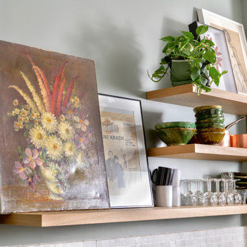 Etagères murales dans la cuisine de Margaux, de jour