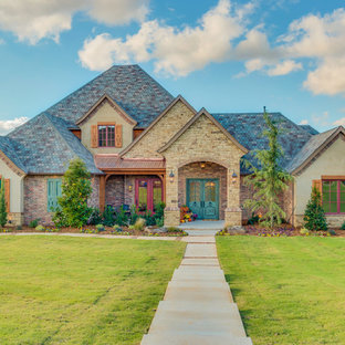 オクラホマシティのラスティックスタイルのおしゃれな家の外観 (レンガサイディング、寄棟屋根) の写真