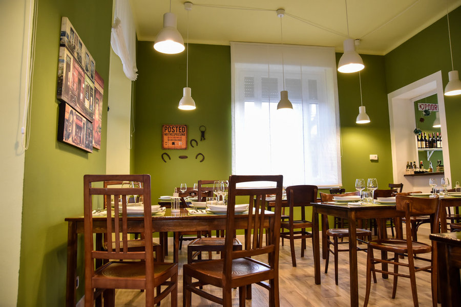 Relooking di ristorante rustico-chic verde oliva