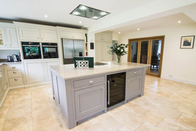 Inspiration for a mid-sized traditional eat-in kitchen in Surrey with with island.